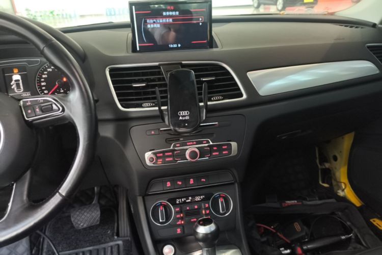 Audi Q3 2016 car image #13