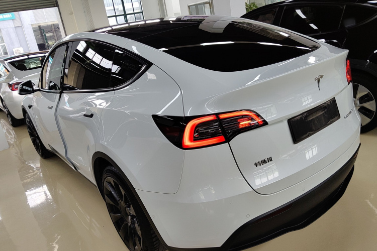 Tesla Model Y 2023 car image #5