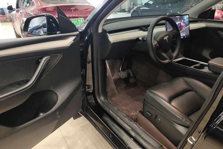 Tesla Model Y 2023 #16 Tesla Model Y 2023 car image #16