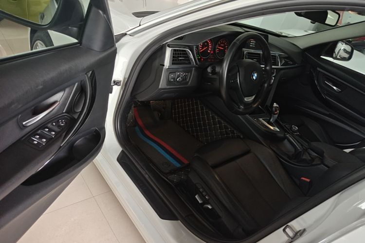 BMW 3 Series 2018 car image #16