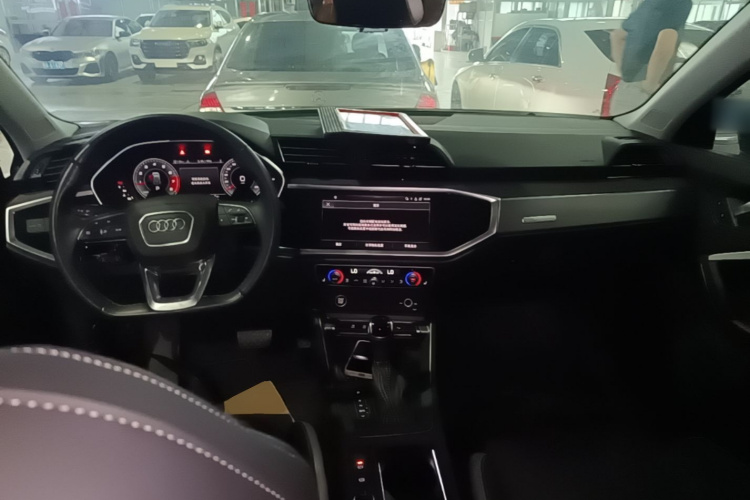 Audi Q3 2023 car image #10