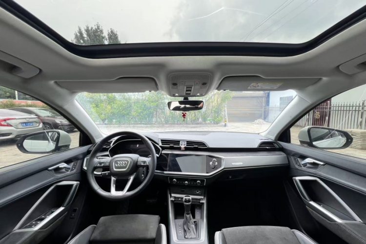 Audi Q3 2021 car image #12