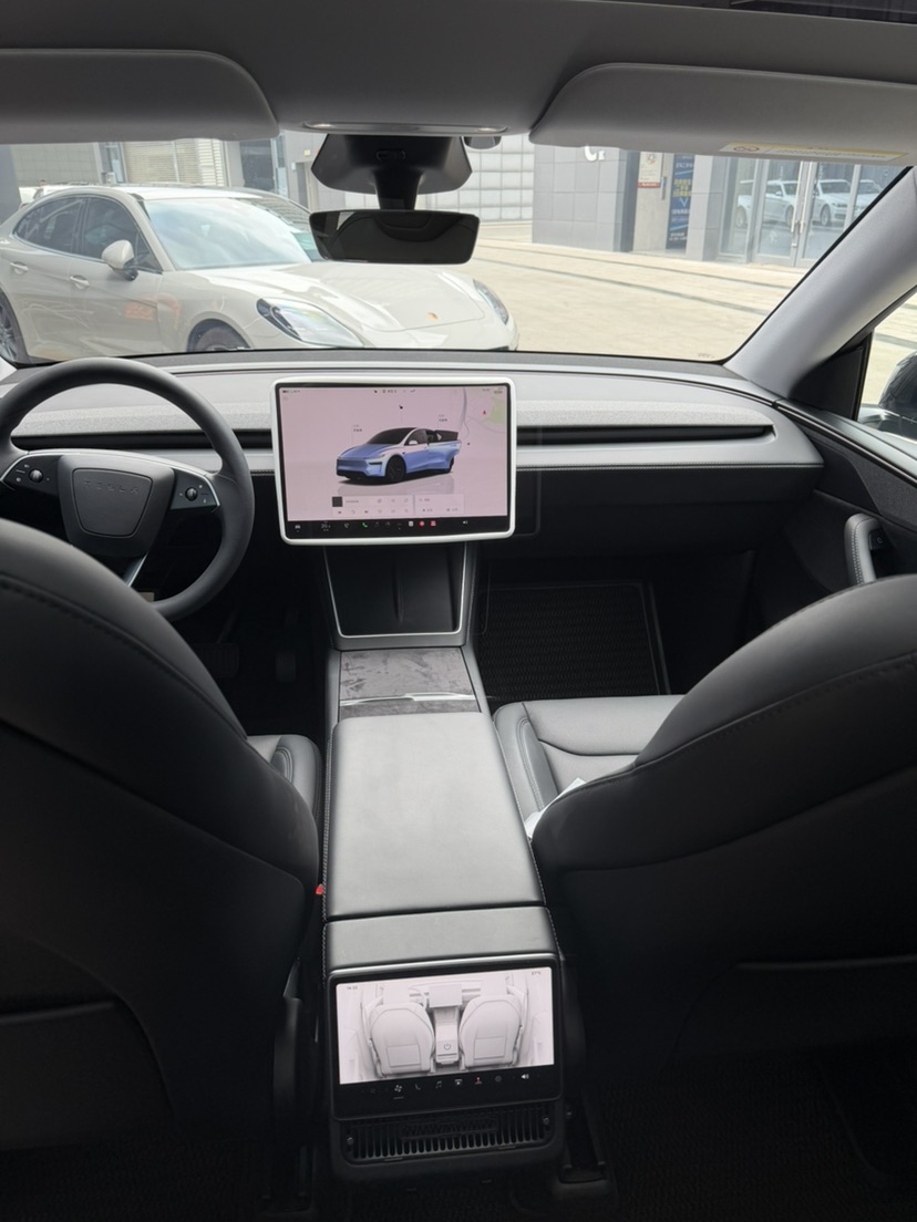 Tesla Model Y 2025 car image #7