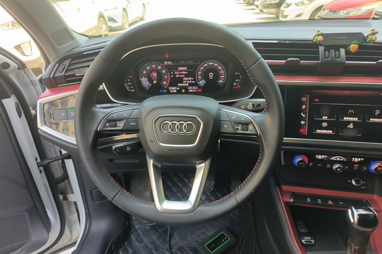 Audi Q3 2019 car image #15