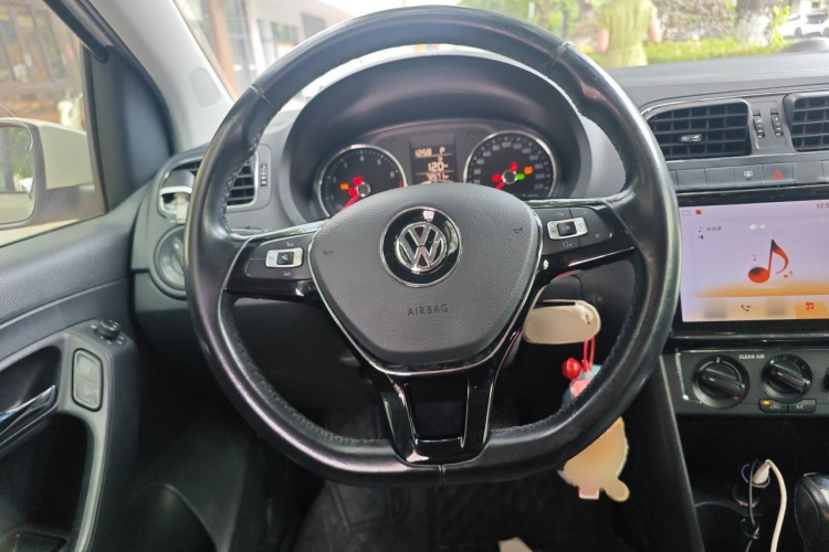 Volkswagen Polo 2019 car image #11