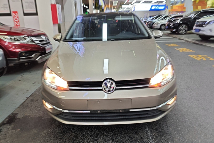 Volkswagen Golf 2018 car image #3