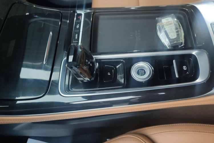 GEELY Boyue L 2025 car image #17