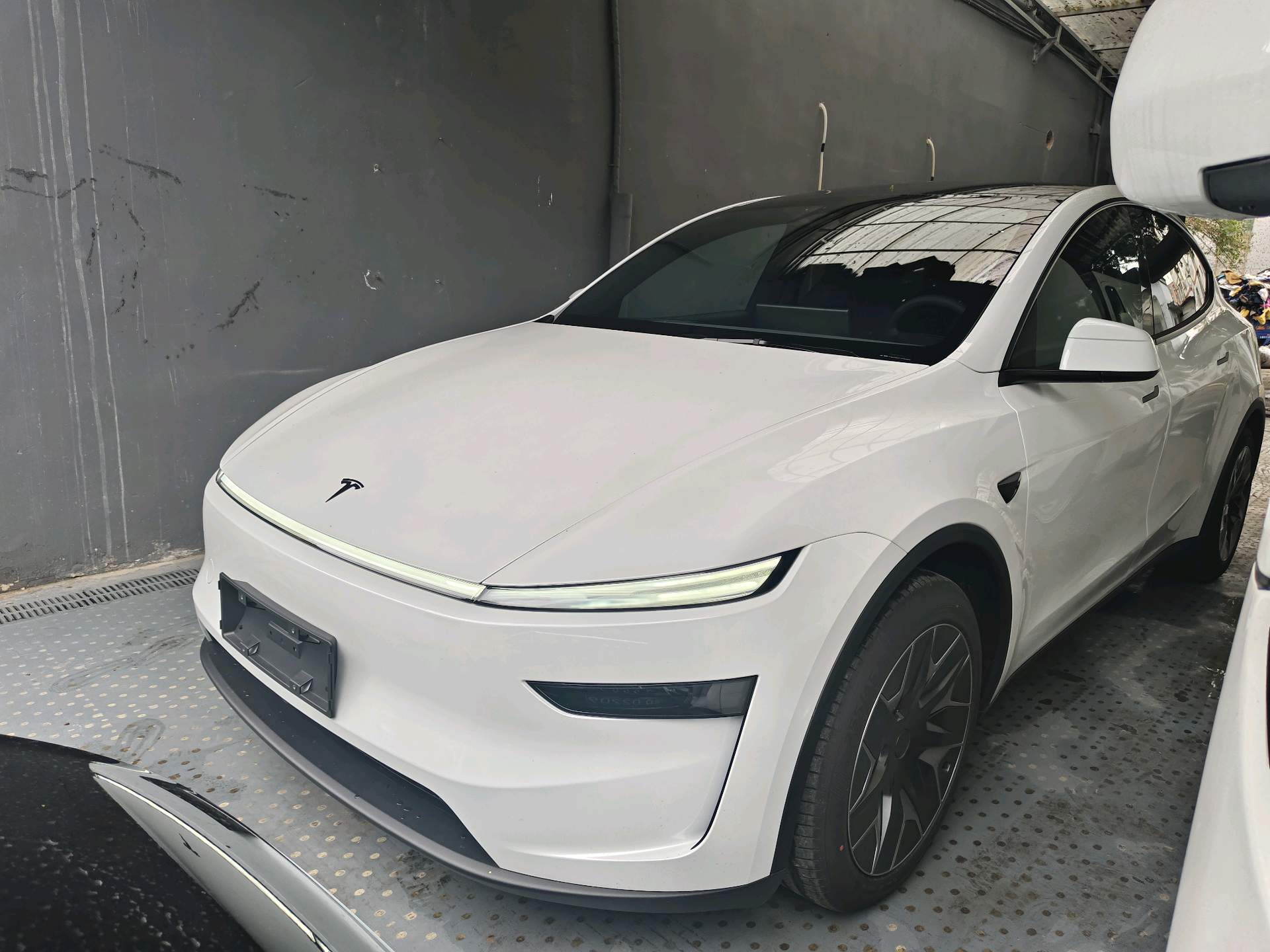 Tesla Model Y L 2026 Tesla Model Y L 2026 car image