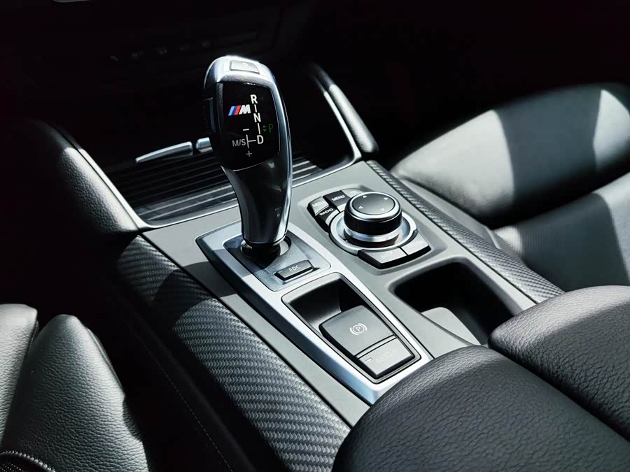 BMW X6 M 2012 car image #23