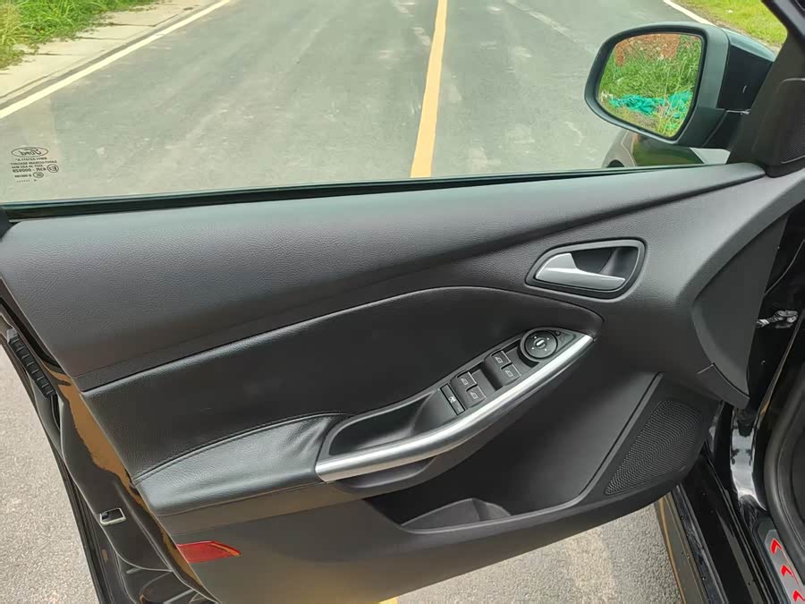 Ford Focus (Imported) 2014 car image #23