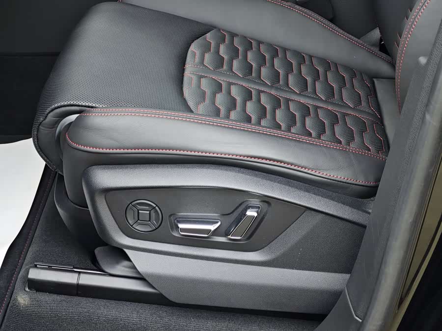 Audi RS Q8 car image #23