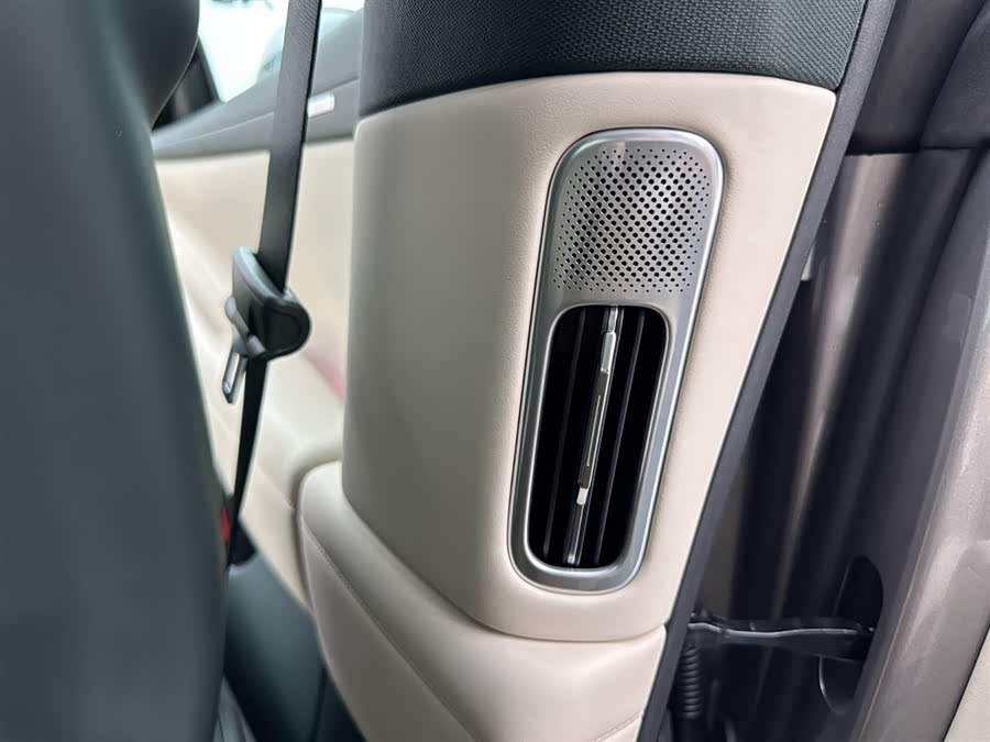 MI YU7 2025 immagine di auto #23