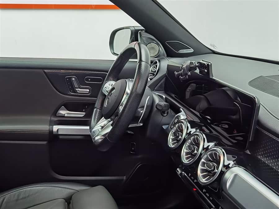 Mercedes-Benz GLB AMG 2023 immagine di auto #23