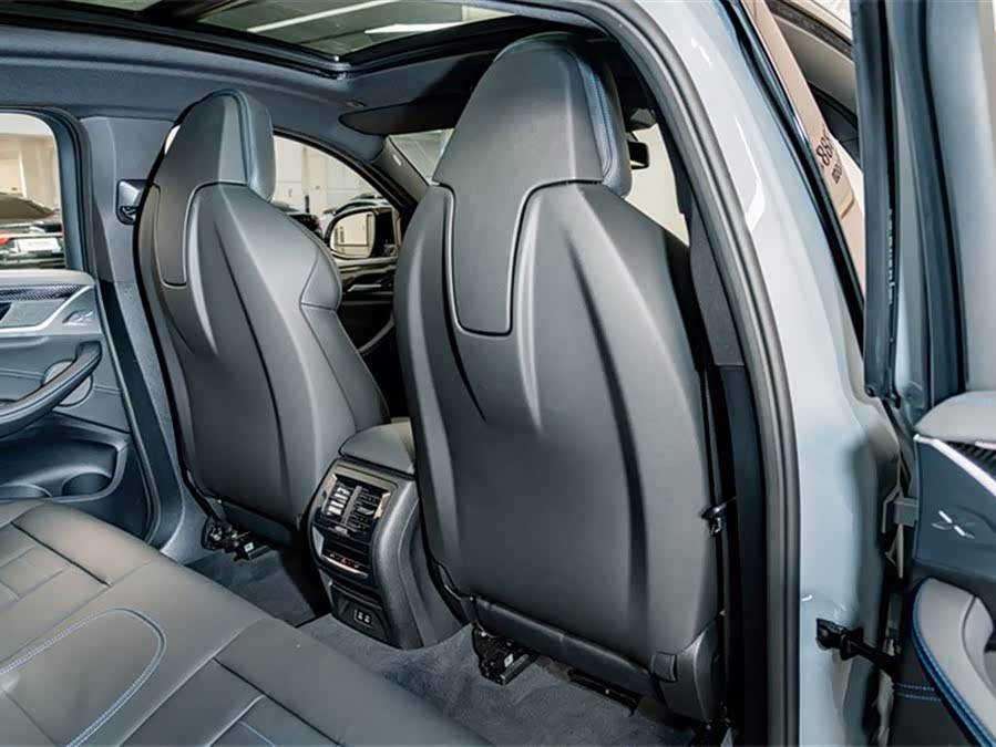 BMW X4 M40i 2024 car image #23