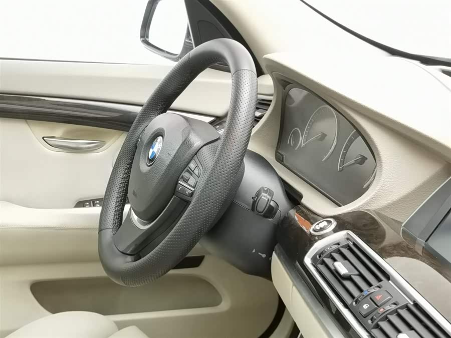 BMW 5 Series GT 2017 immagine di auto #23