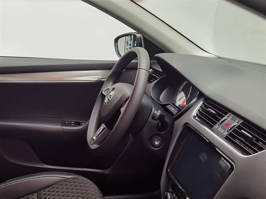 Skoda Octavia 2019 car image #23