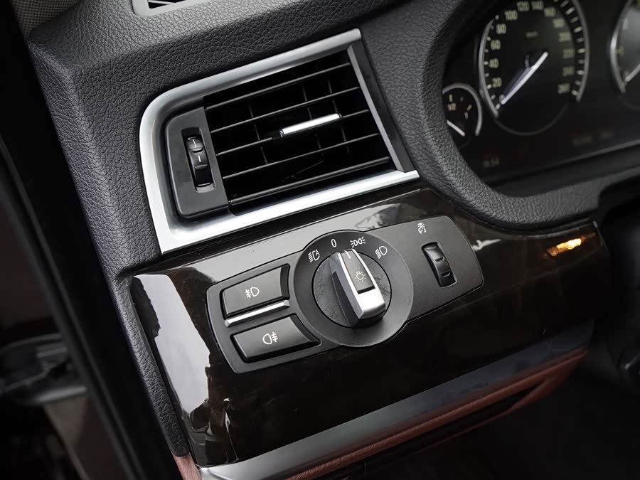 BMW 5 Series GT 2010 immagine di auto #23