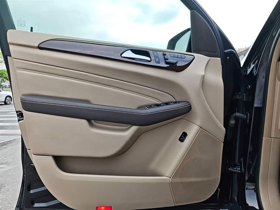 Mercedes-Benz M Class 2012 car image #23