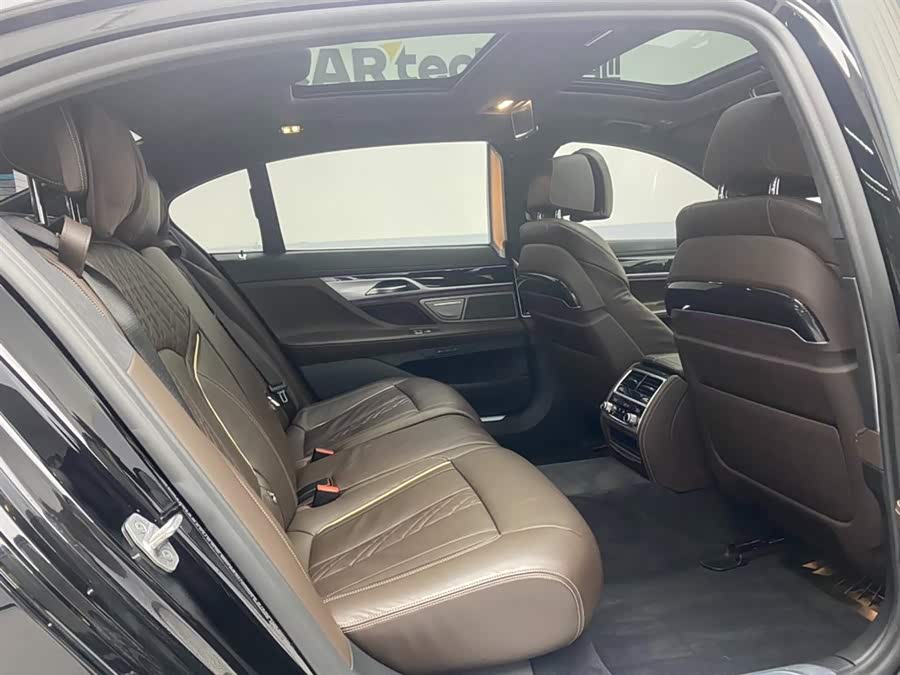 BMW 7 Series 2020 car image #23