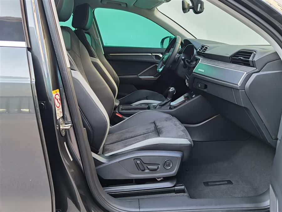 Audi Q3 2020 car image #23