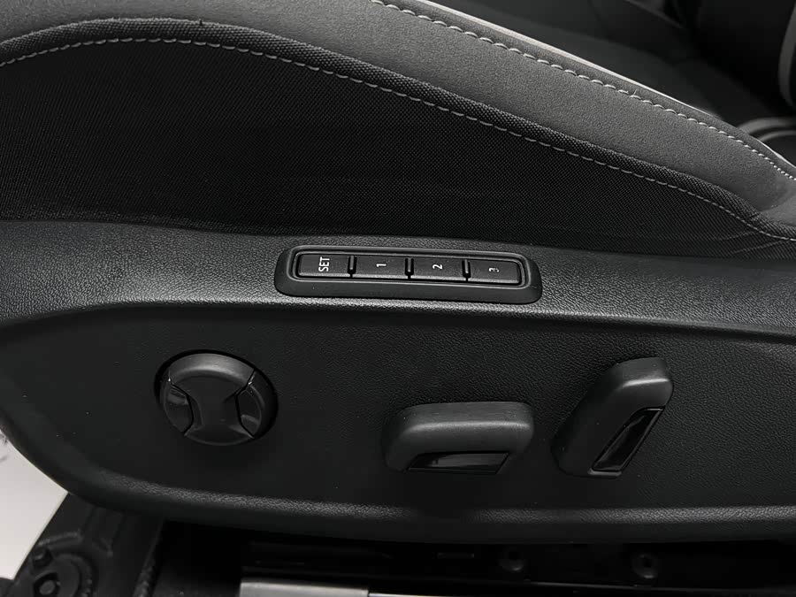 Volkswagen Golf 2022 car image #23