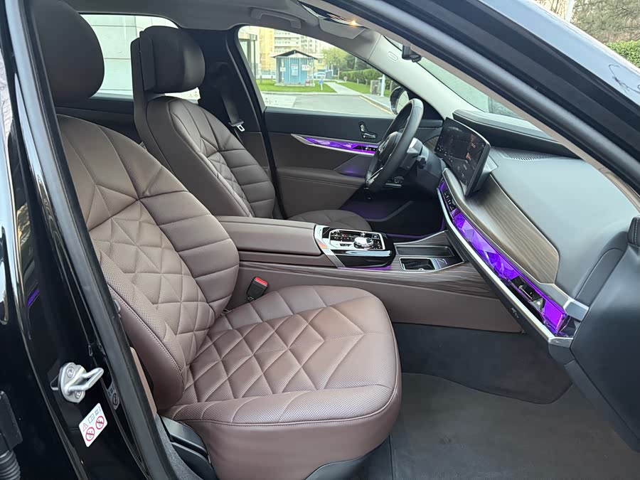 BMW i7 2024 car image #23