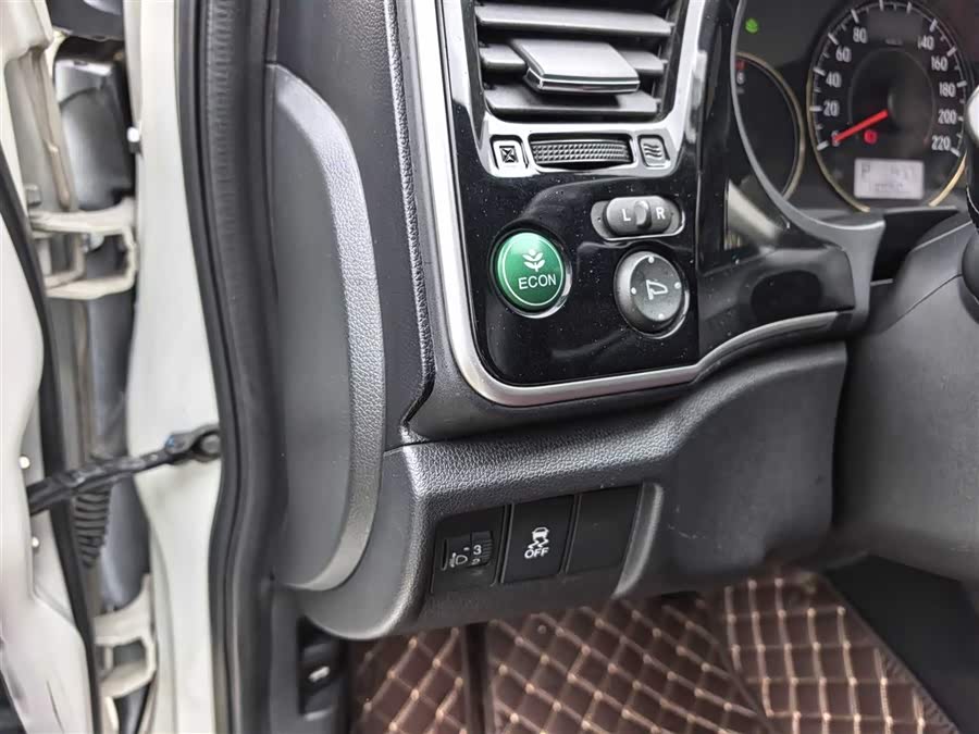 Honda Greiz 2016 #23 Honda Greiz 2016 car image #23