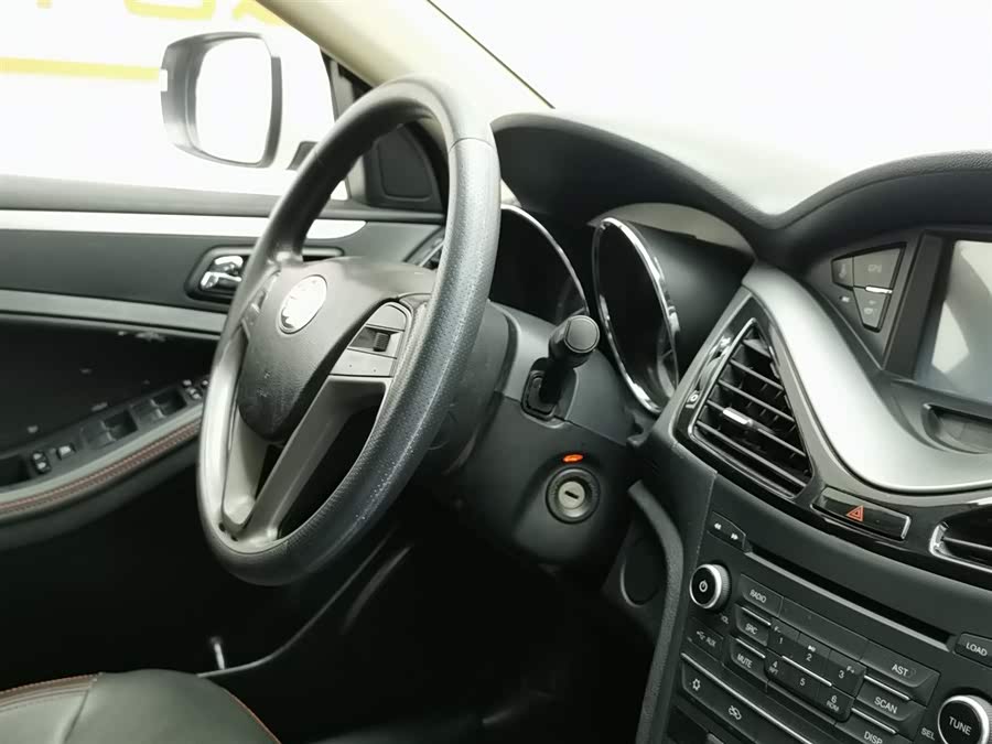 2015 car image #23