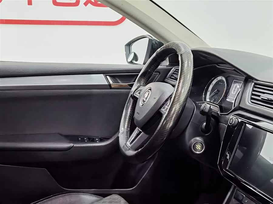 Skoda Superb 2018 car image #23