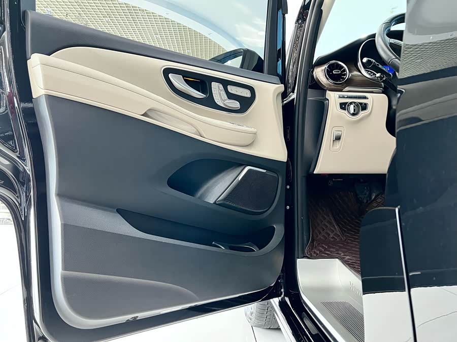 Mercedes-Benz V Class 2023 immagine di auto #23