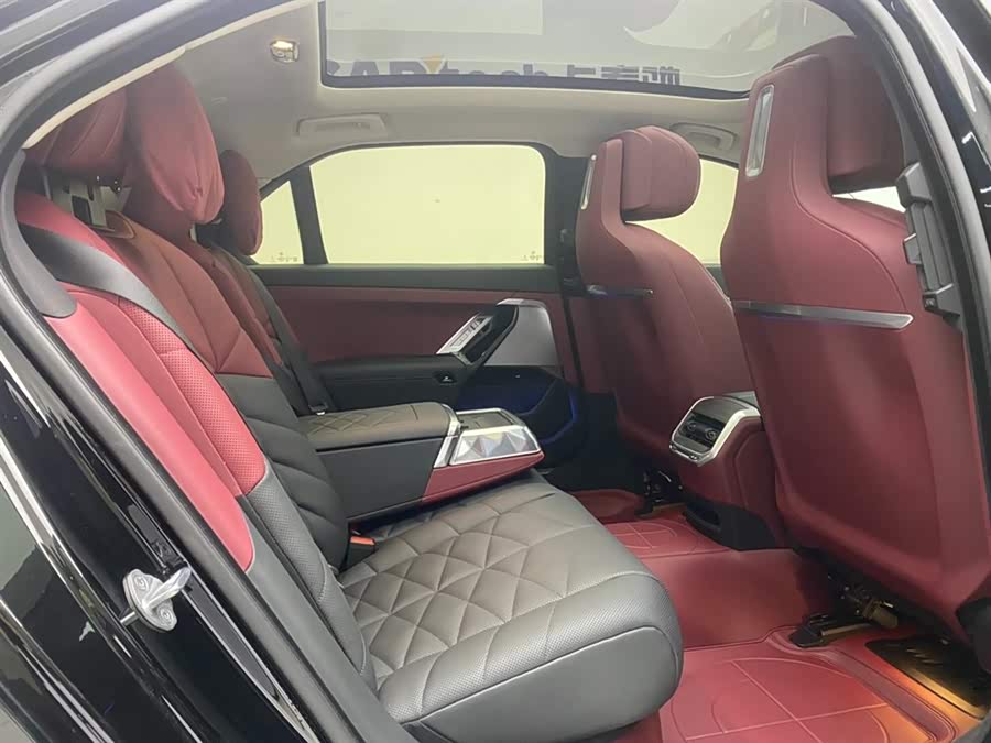 BMW 7 Series 2024 car image #23