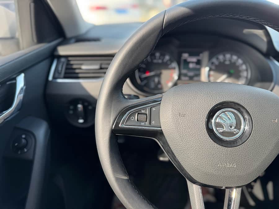 Skoda Octavia 2017 car image #23
