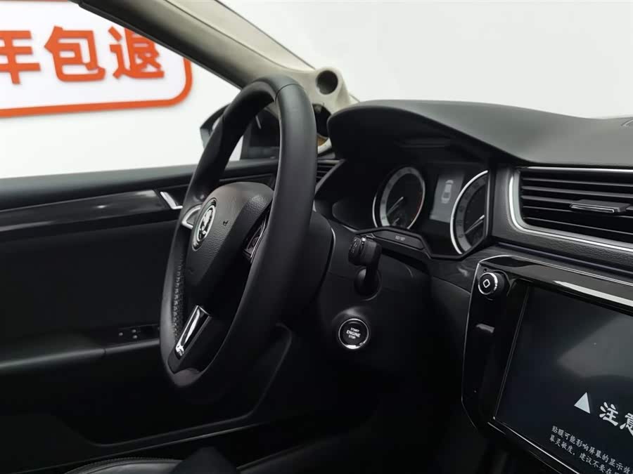 Skoda Superb 2018 car image #23