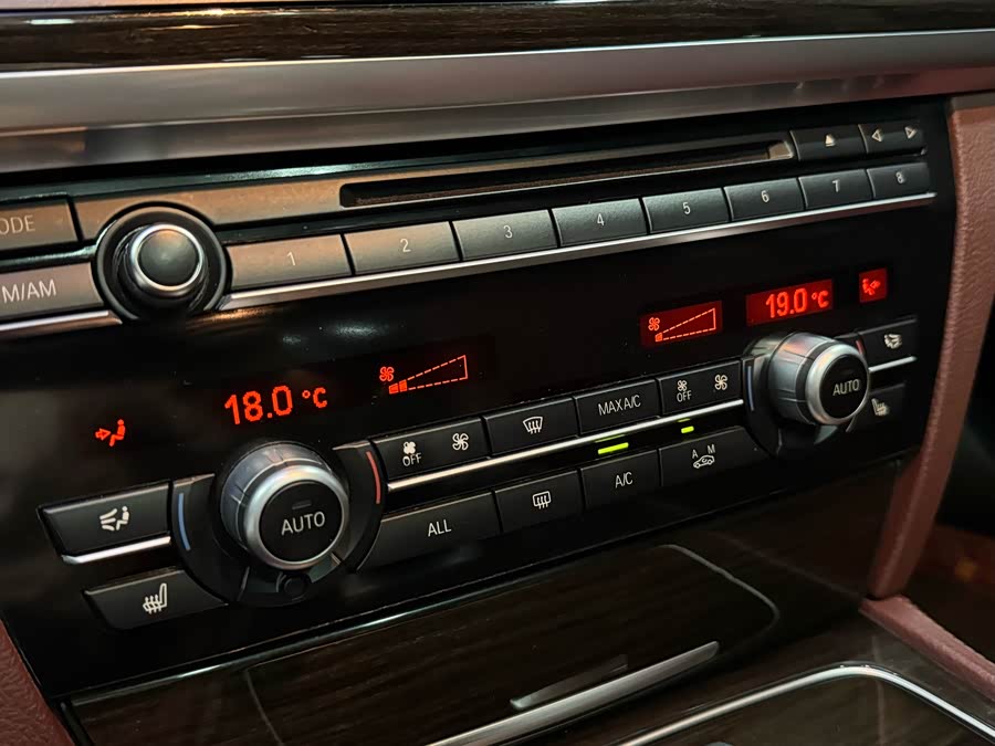 BMW 7 Series 2013 car image #23