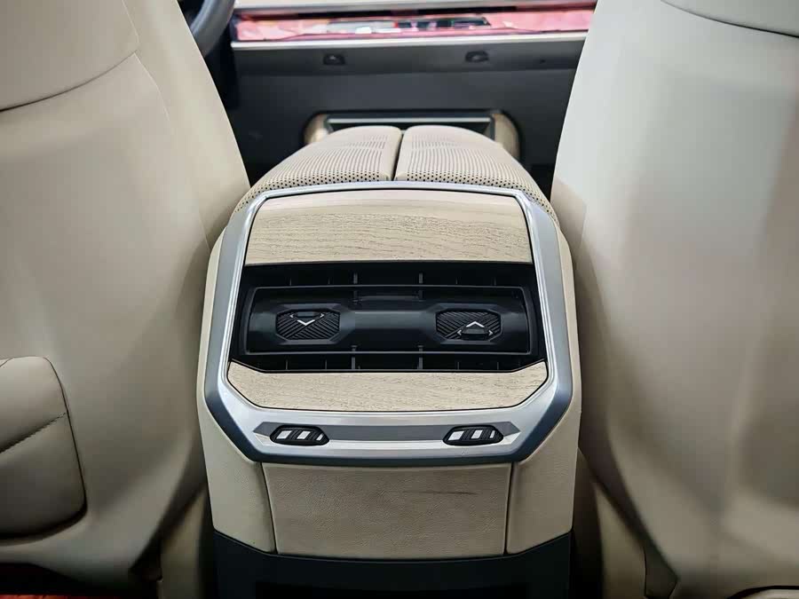 BMW i7 2022 car image #23