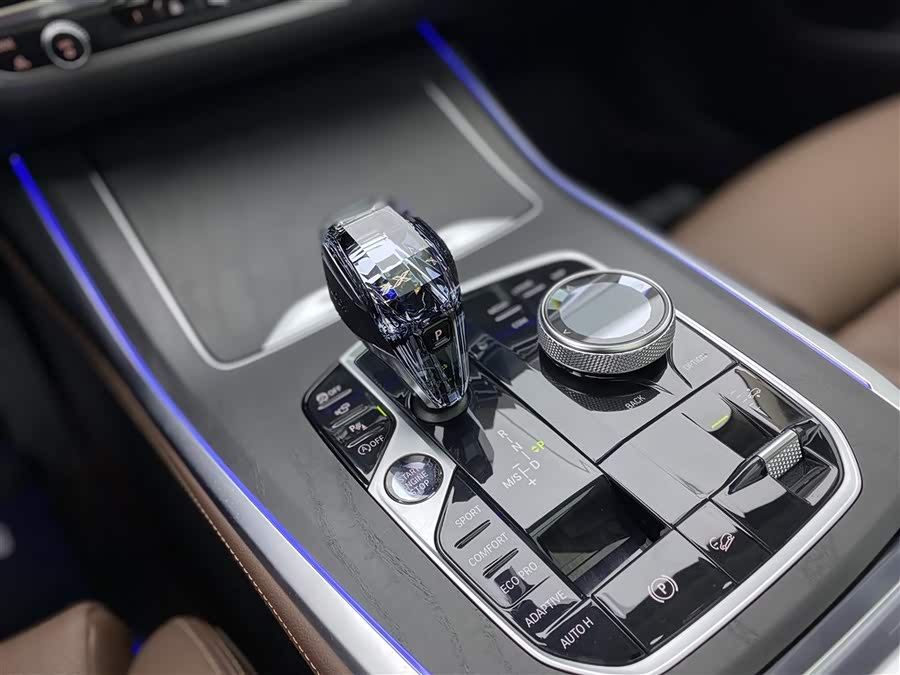 BMW X7 2021 car image #23