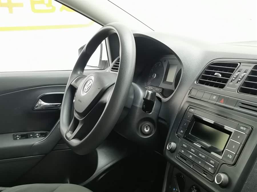 Volkswagen Polo 2014 car image #23