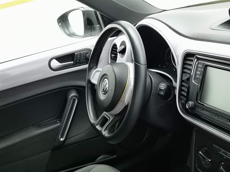 Volkswagen Beetle 2013 car image #23