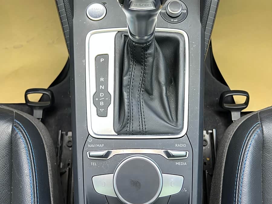 Audi Q2L e-tron 2021 immagine di auto #23