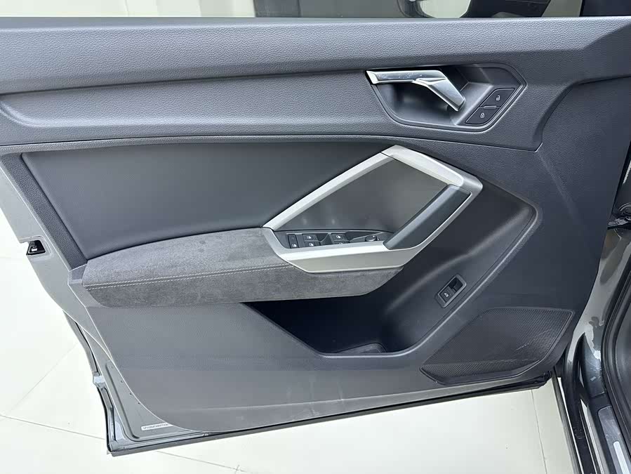 Audi Q3 2021 car image #23