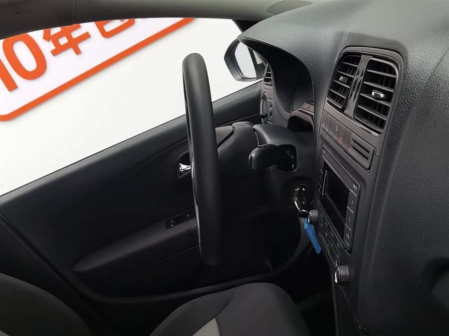 Volkswagen Polo 2015 car image #23