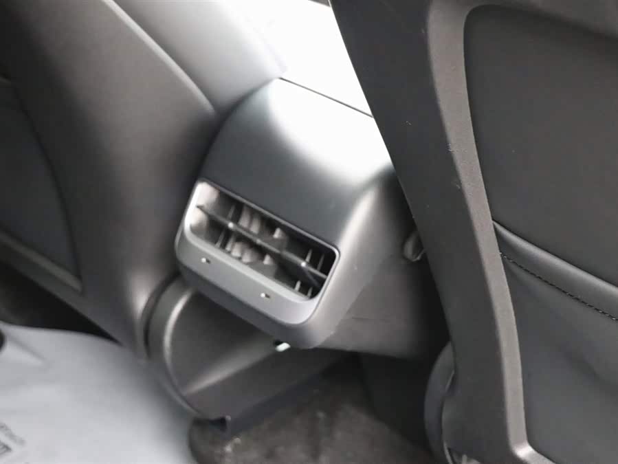 Tesla Model Y 2021 car image #23