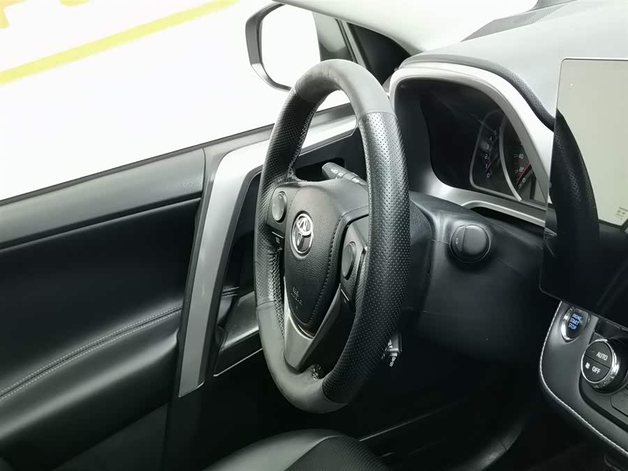 Toyota RAV4 2019 car image #23