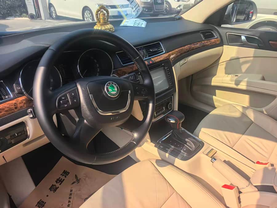 Skoda Superb 2013 car image #23