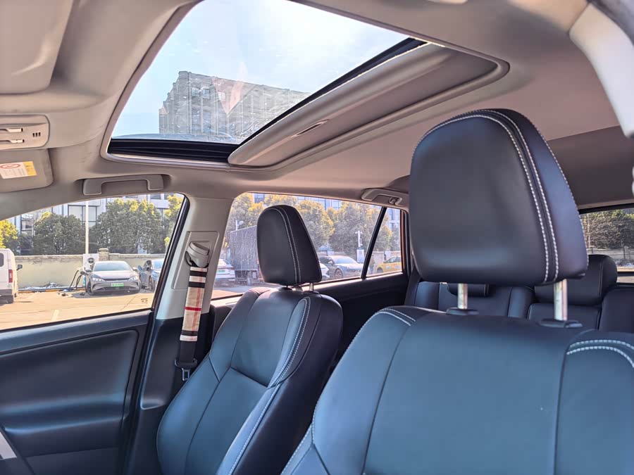 Toyota RAV4 2017 car image #23