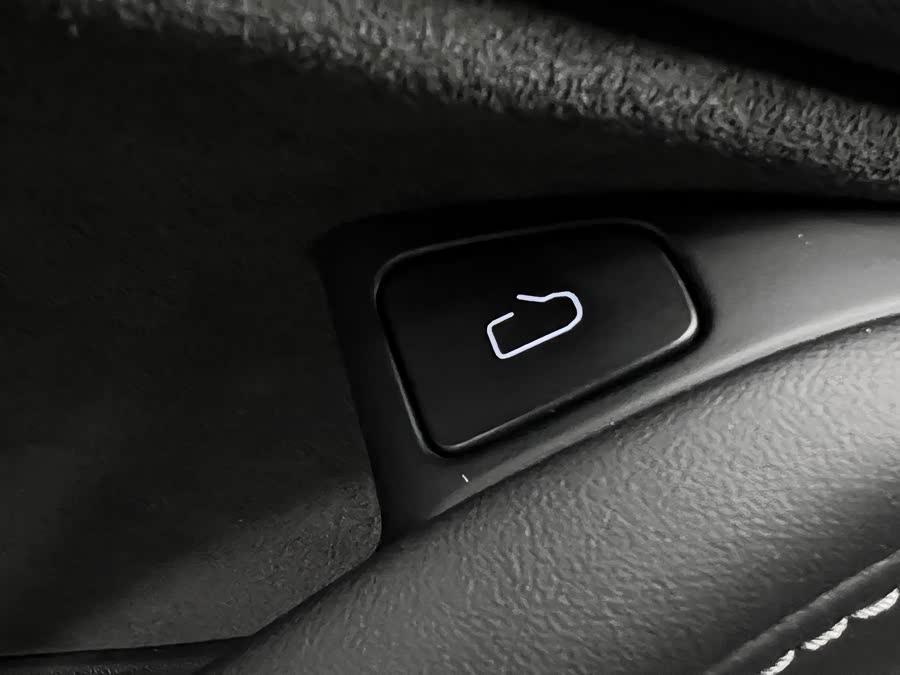 Tesla Model Y 2022 car image #23