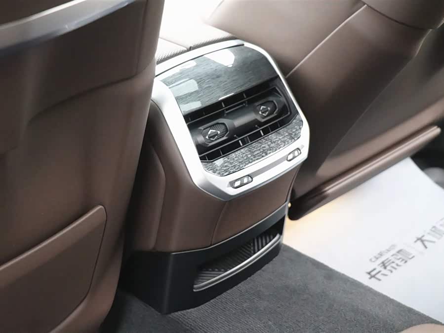 BMW 7 Series 2024 car image #23