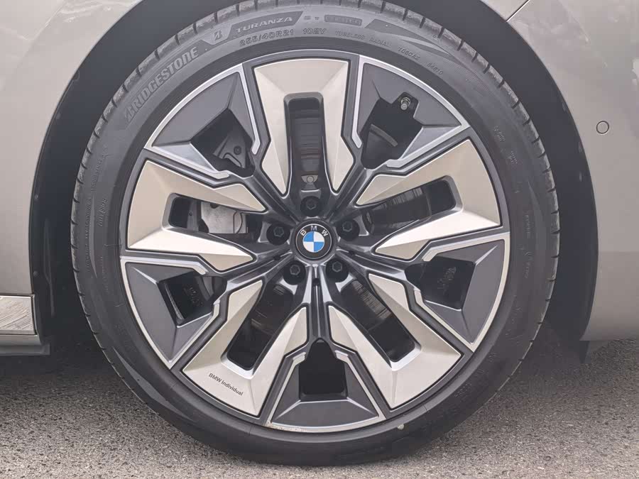 BMW i7 2024 car image #23