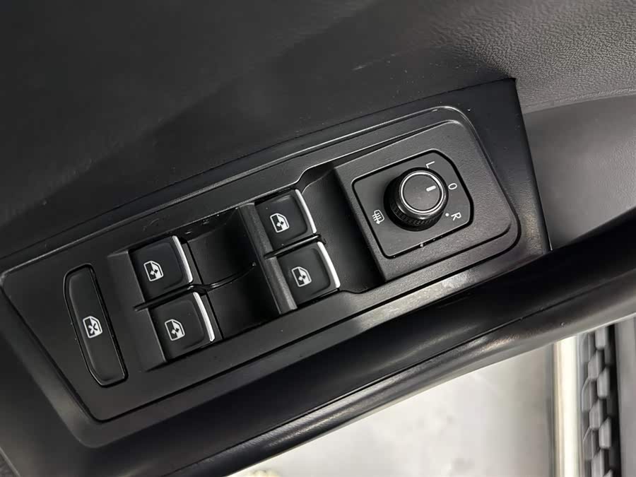 Volkswagen T-Roc 2020 car image #23