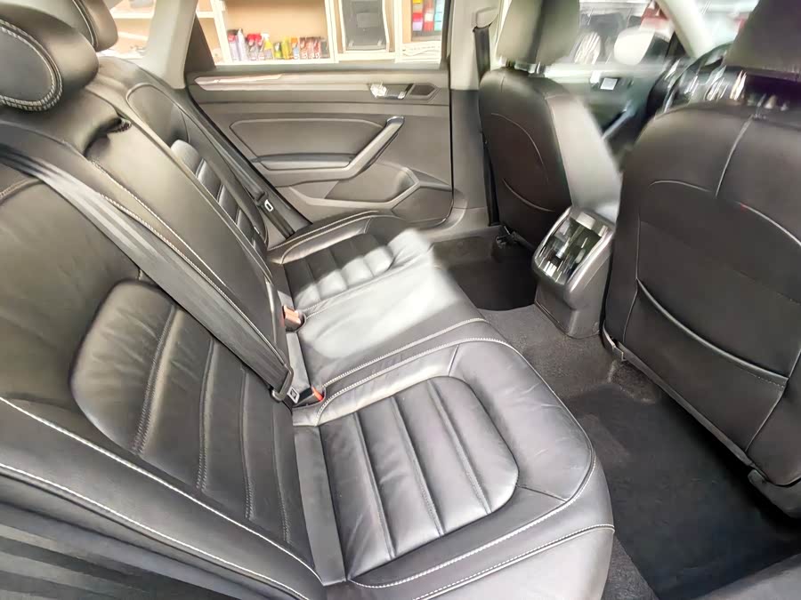 Volkswagen Passat 2018 car image #23